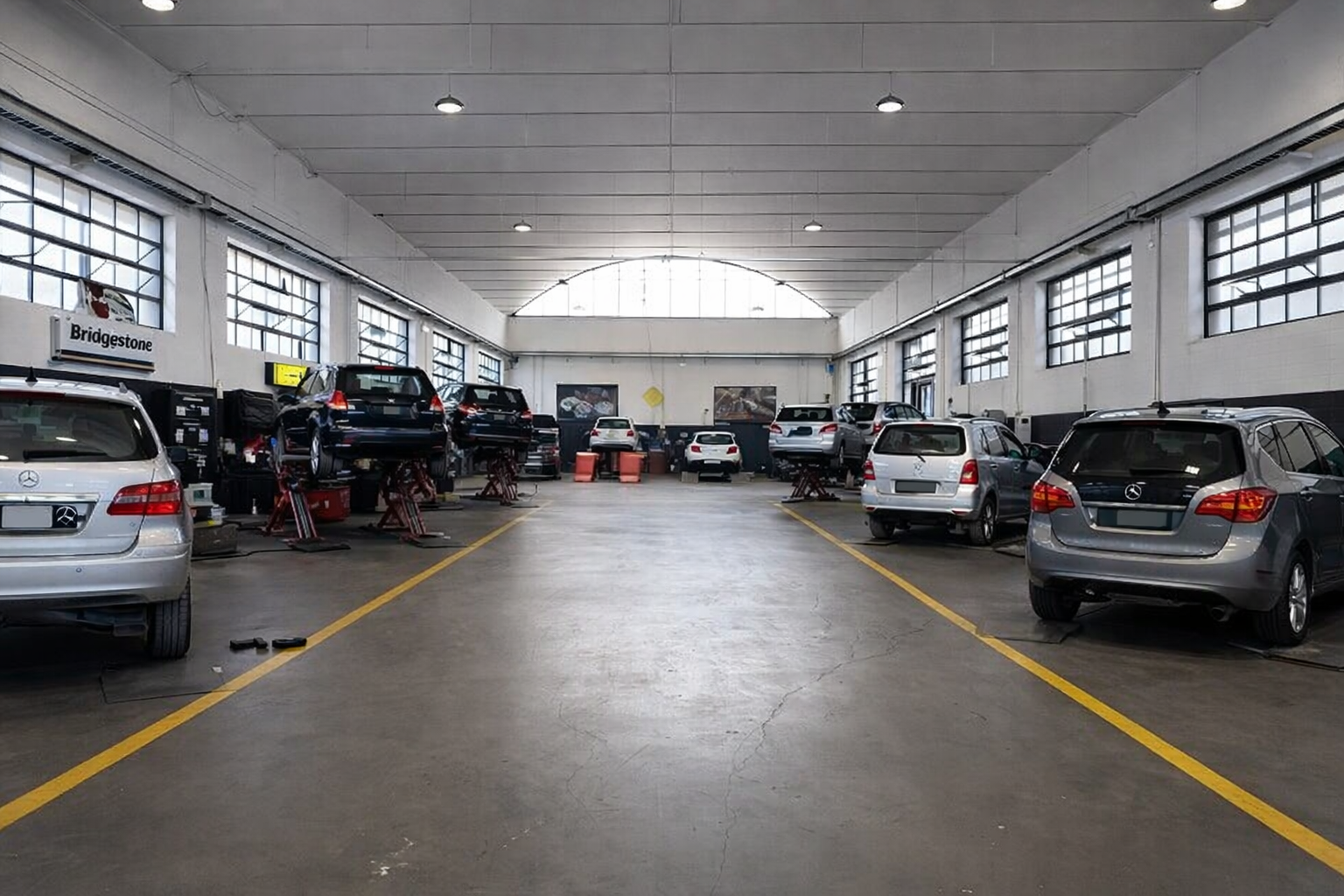 Interno dell'officina De Filippis Pneumatici